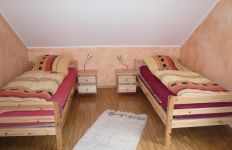 Schlafzimmer mit 2 Betten